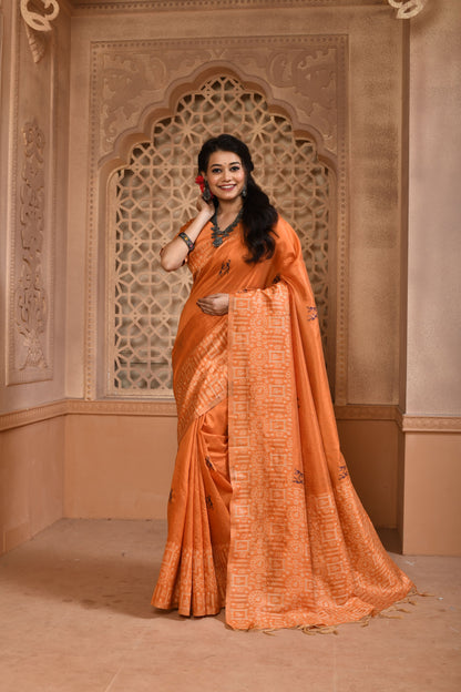 Radiate Grandeur: Exquisite Handloom Raw Silk Saree with Designer Pallu