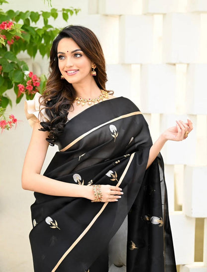 Silver Zari Kanjivaram Silk Saree with Rich Pallu – A Classic Reimagined