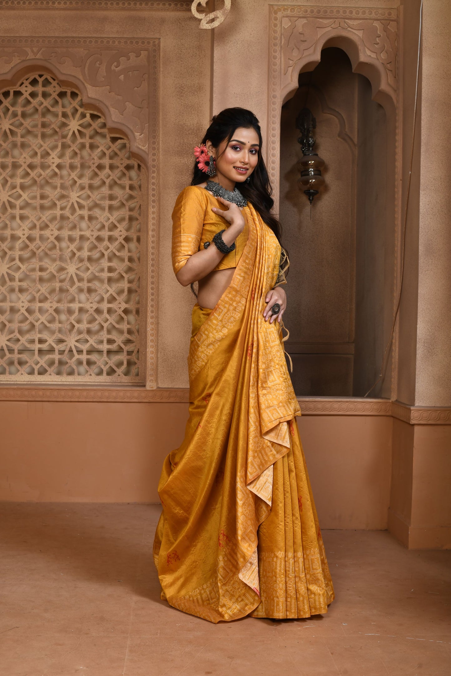 Radiate Grandeur: Exquisite Handloom Raw Silk Saree with Designer Pallu