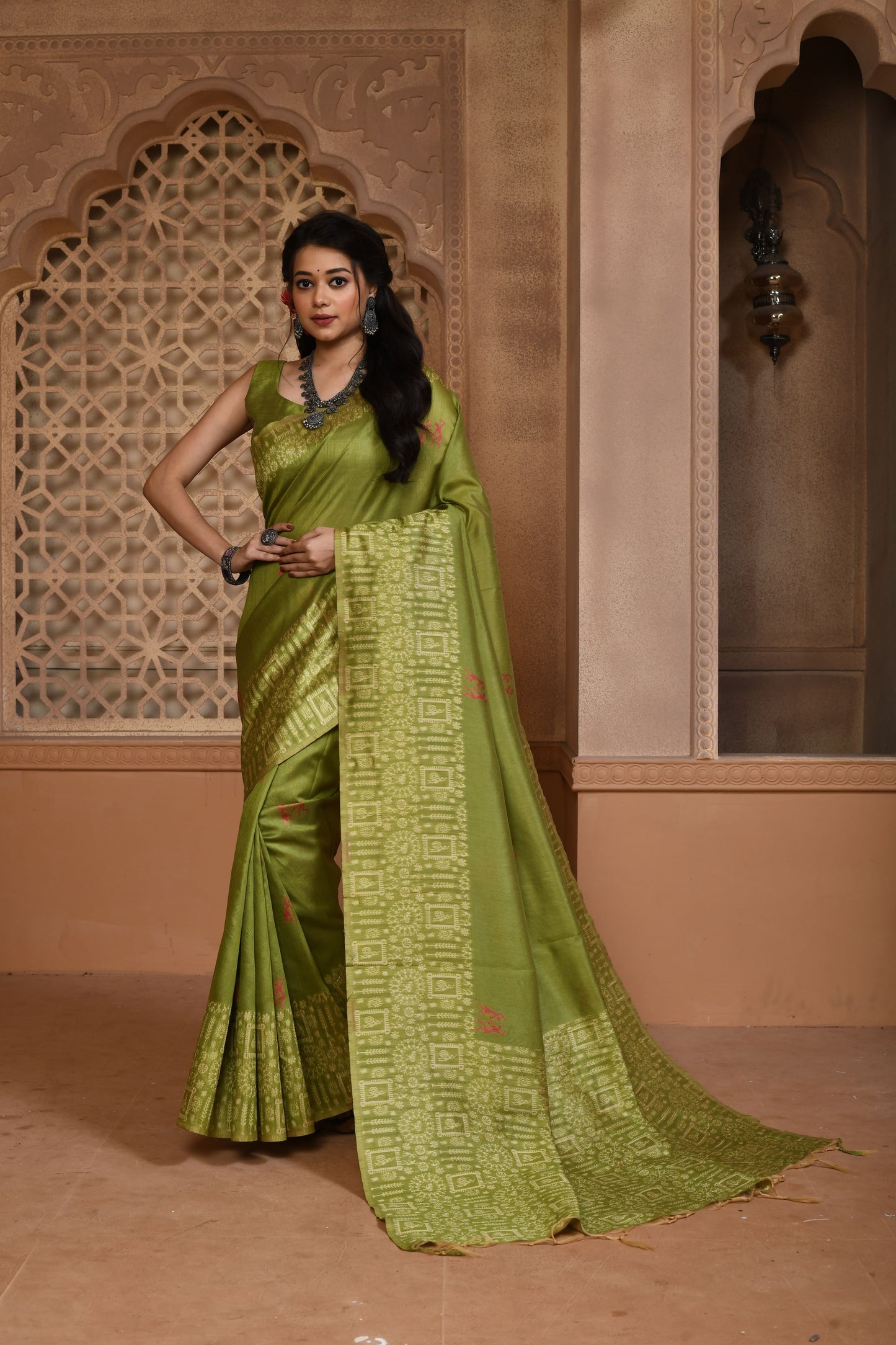 Radiate Grandeur: Exquisite Handloom Raw Silk Saree with Designer Pallu