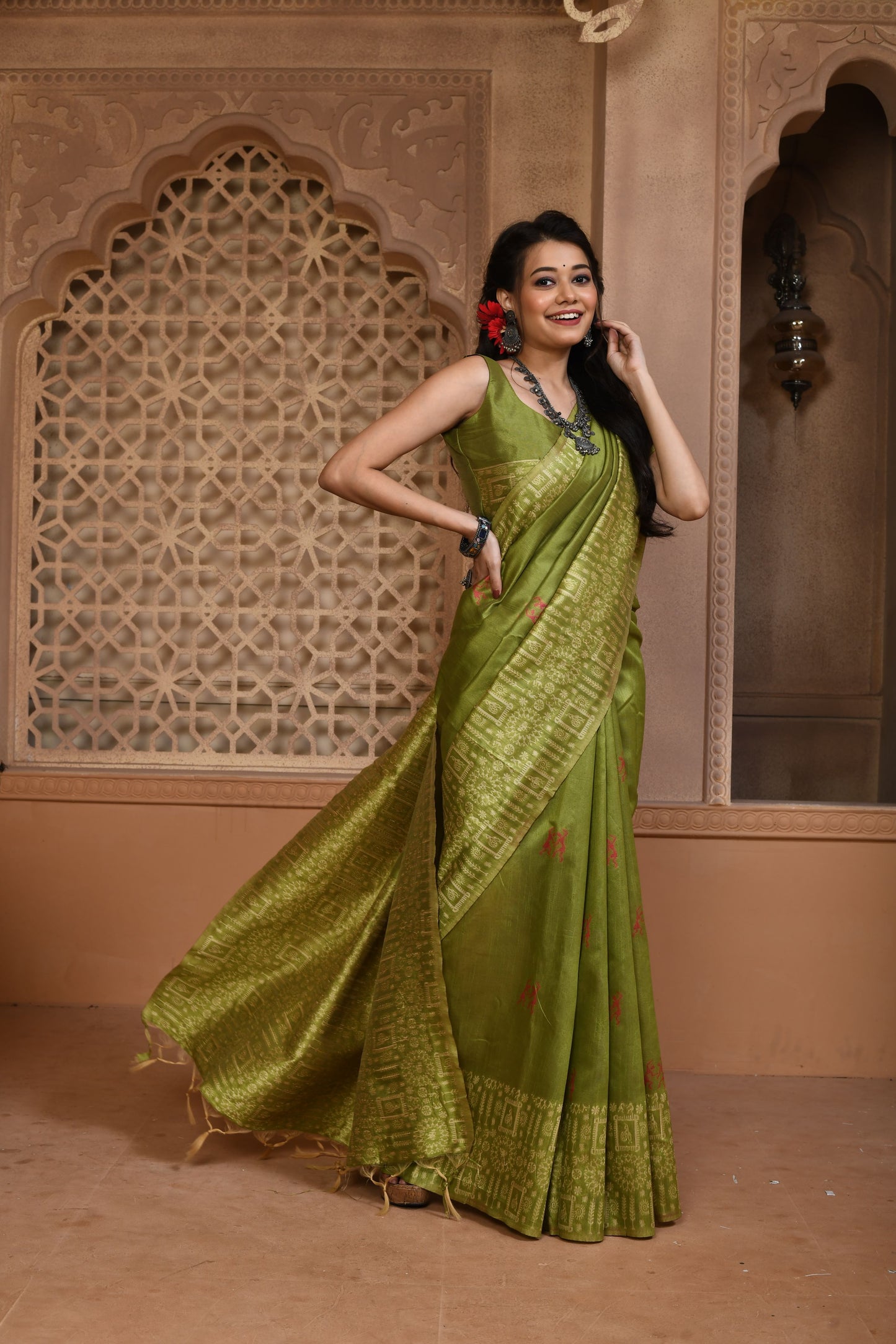 Radiate Grandeur: Exquisite Handloom Raw Silk Saree with Designer Pallu