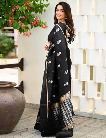 Silver Zari Kanjivaram Silk Saree with Rich Pallu – A Classic Reimagined