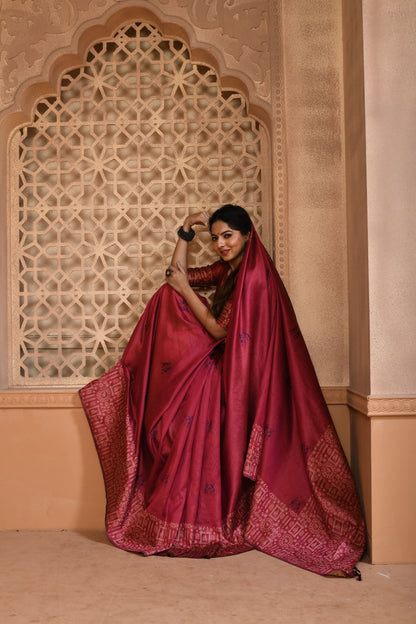 Radiate Grandeur: Exquisite Handloom Raw Silk Saree with Designer Pallu