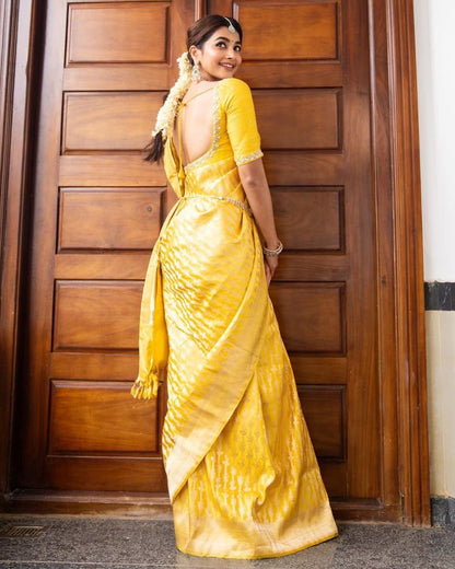 Artfully Crafted Banarasi Soft Silk Saree with Exquisite Pallu – A Collector’s Dream