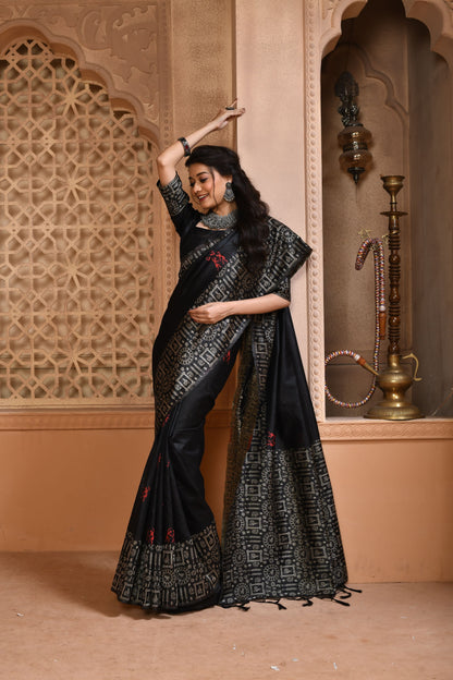 Radiate Grandeur: Exquisite Handloom Raw Silk Saree with Designer Pallu