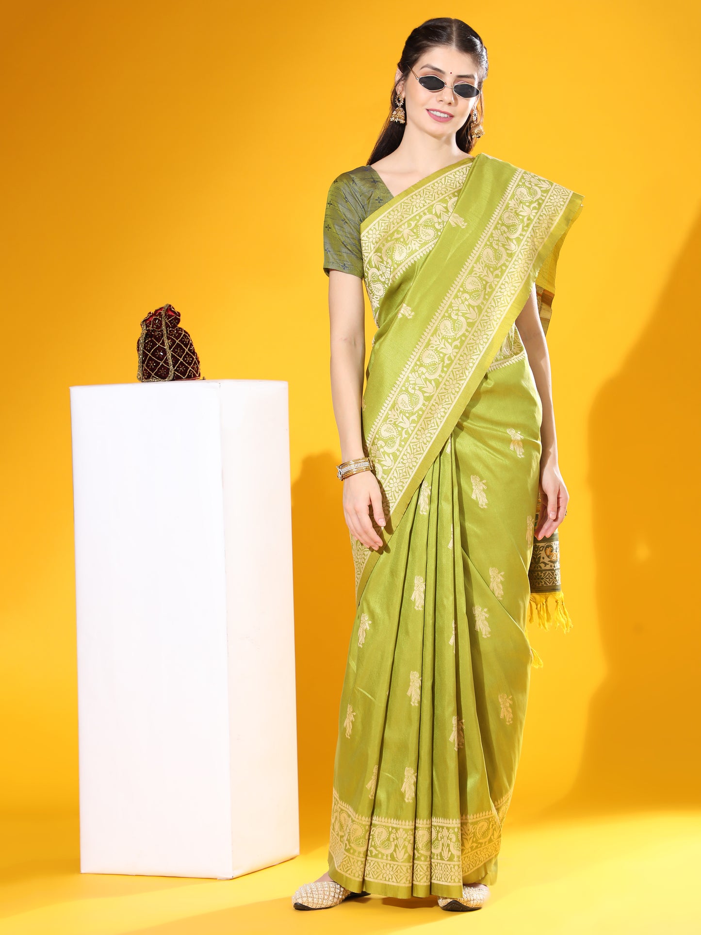 Traditional Two-Tone Weaving Silk Saree with Exclusive Contrast Details