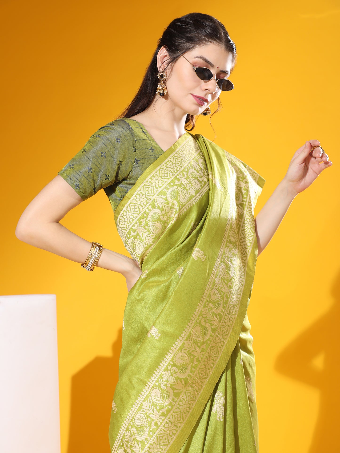 Traditional Two-Tone Weaving Silk Saree with Exclusive Contrast Details