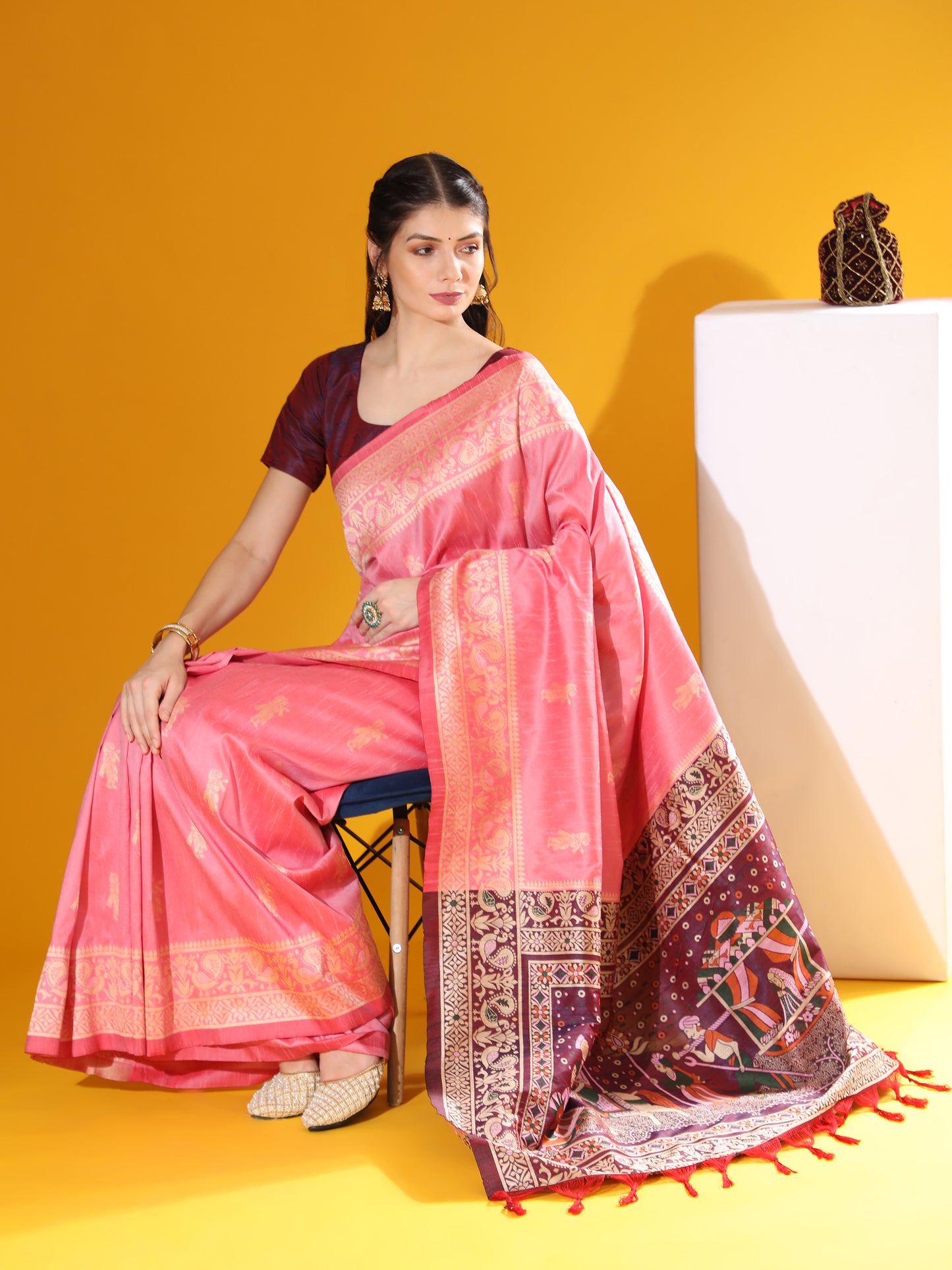 Traditional Two-Tone Weaving Silk Saree with Exclusive Contrast Details