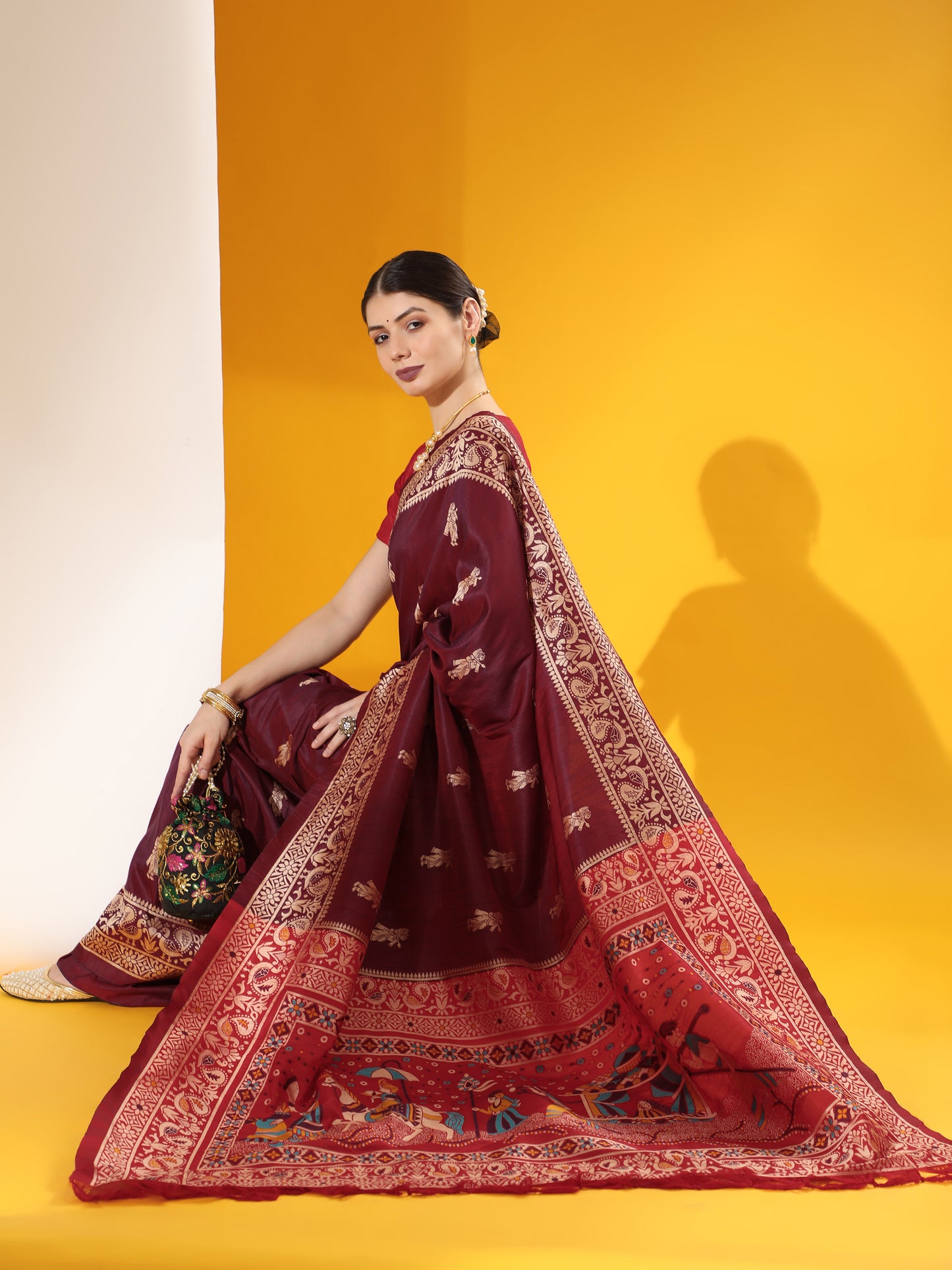 Traditional Two-Tone Weaving Silk Saree with Exclusive Contrast Details