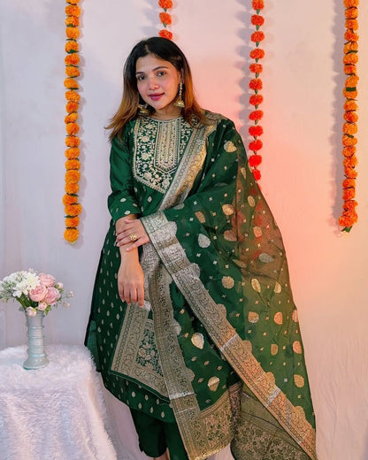 Pure Jacquard Weaving Suit Set with Embroidered Neck and Zari Accents