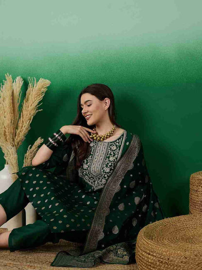 Pure Jacquard Weaving Suit Set with Embroidered Neck and Zari Accents