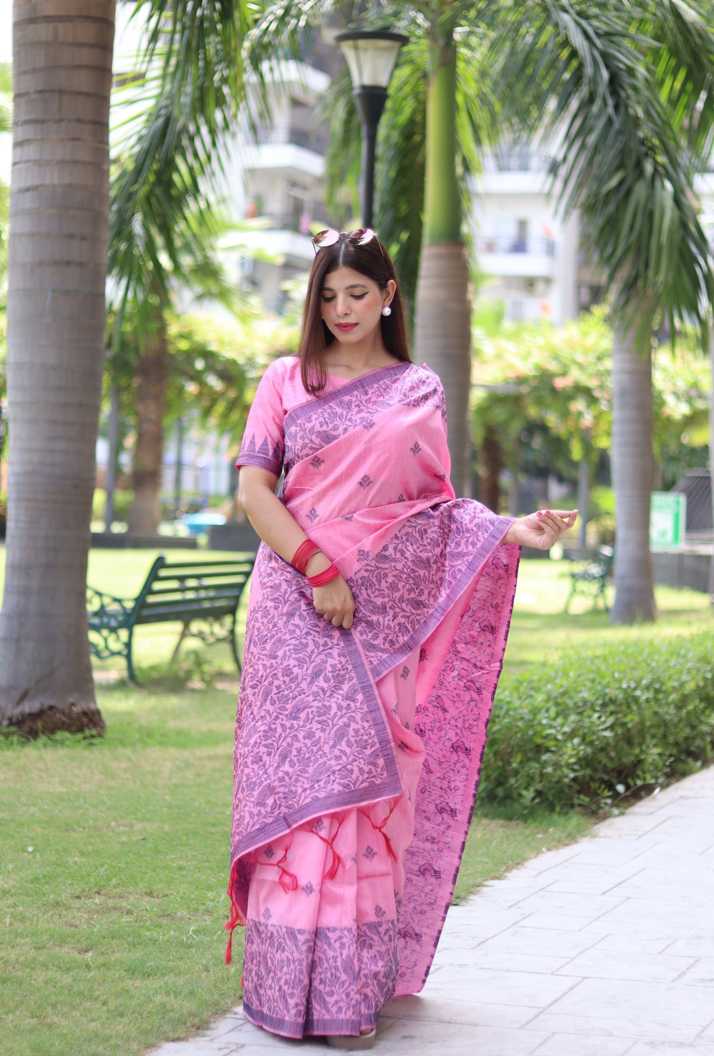 Elegant Handloom Silk Sarees with Intricate Weaving - Perfect for Grand Occasions