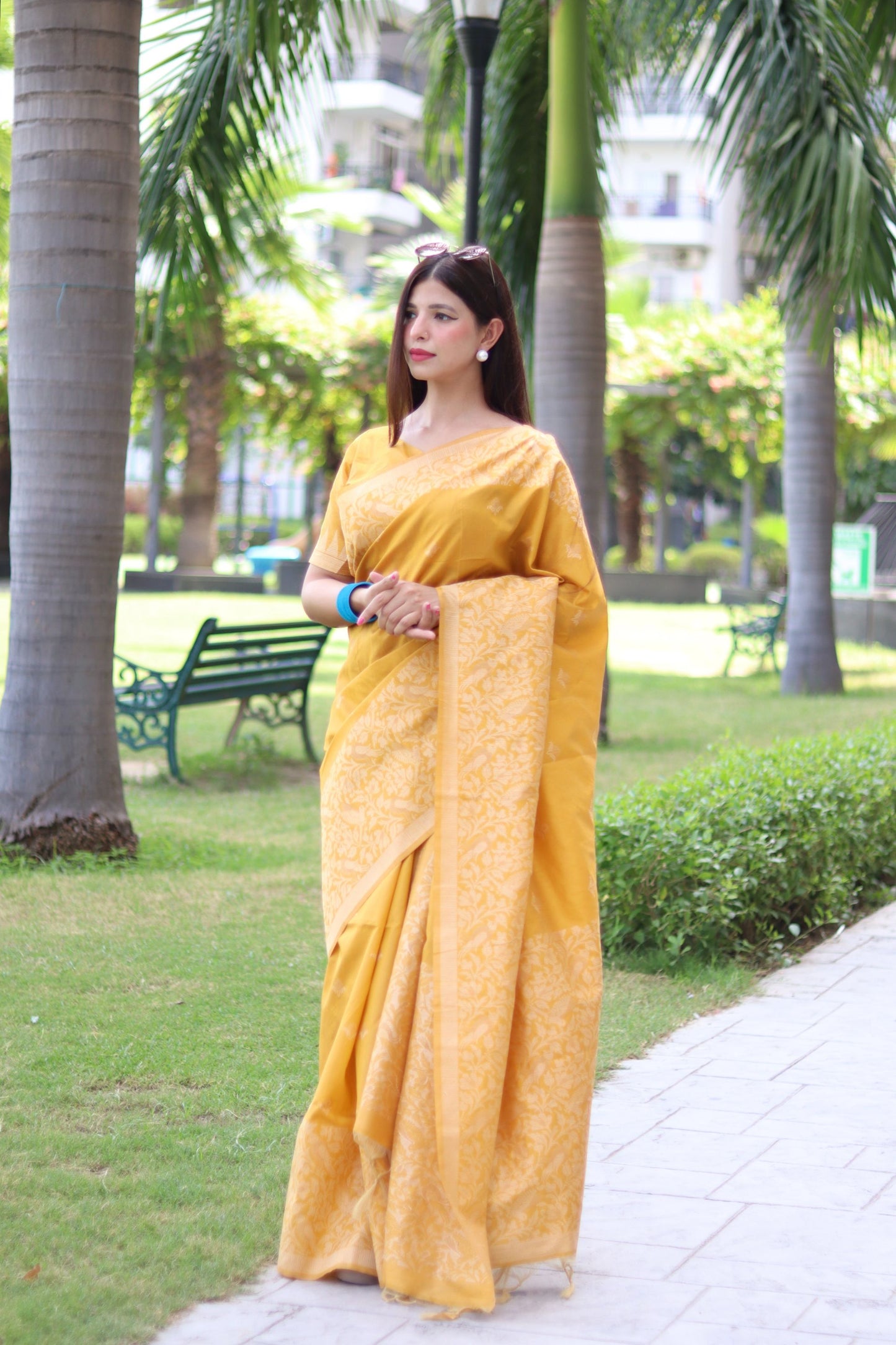 Elegant Handloom Silk Sarees with Intricate Weaving - Perfect for Grand Occasions