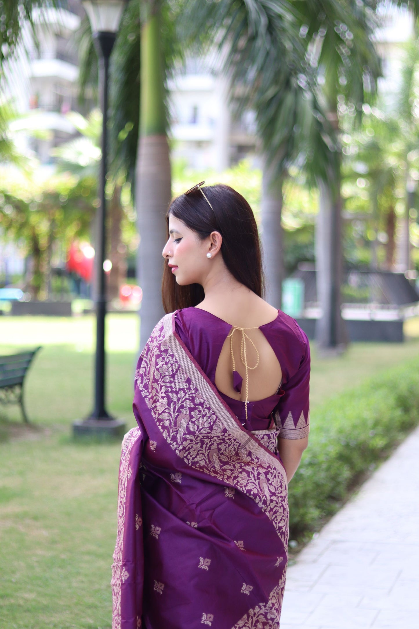 Elegant Handloom Silk Sarees with Intricate Weaving - Perfect for Grand Occasions