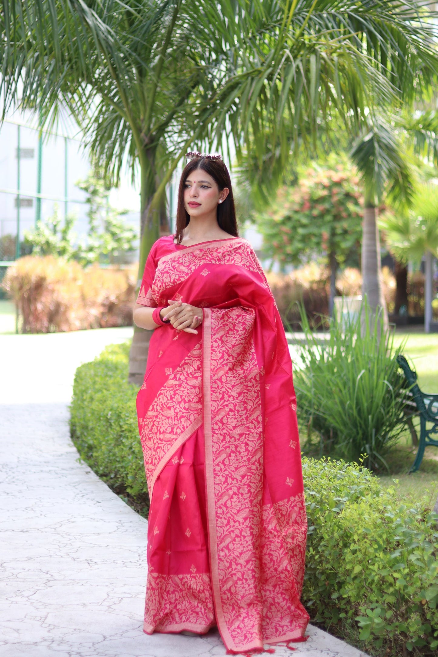 Elegant Handloom Silk Sarees with Intricate Weaving - Perfect for Grand Occasions