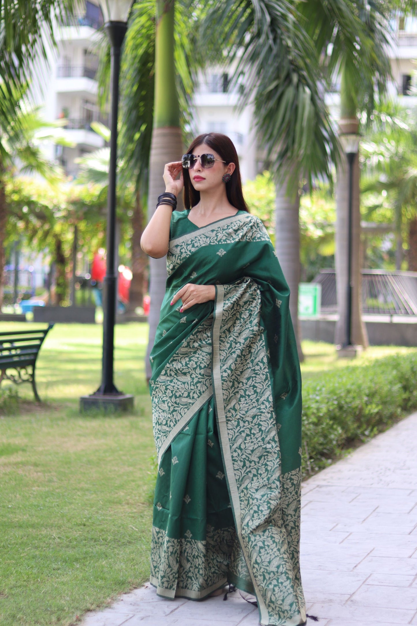 Elegant Handloom Silk Sarees with Intricate Weaving - Perfect for Grand Occasions