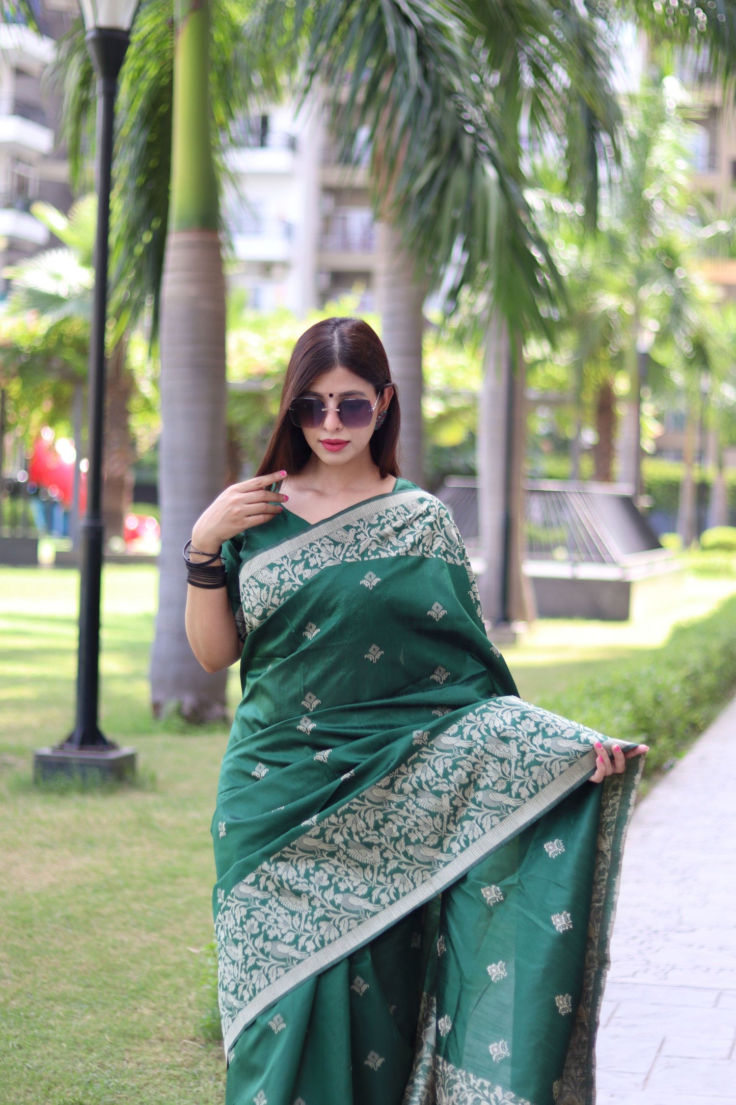 Elegant Handloom Silk Sarees with Intricate Weaving - Perfect for Grand Occasions