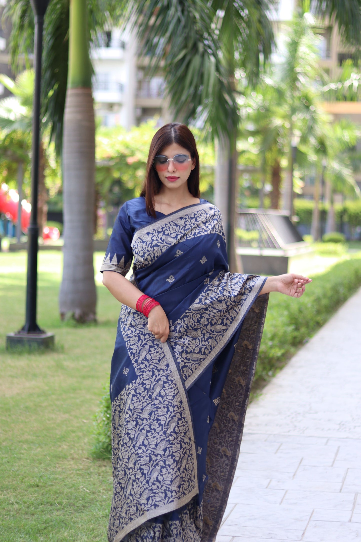 Elegant Handloom Silk Sarees with Intricate Weaving - Perfect for Grand Occasions