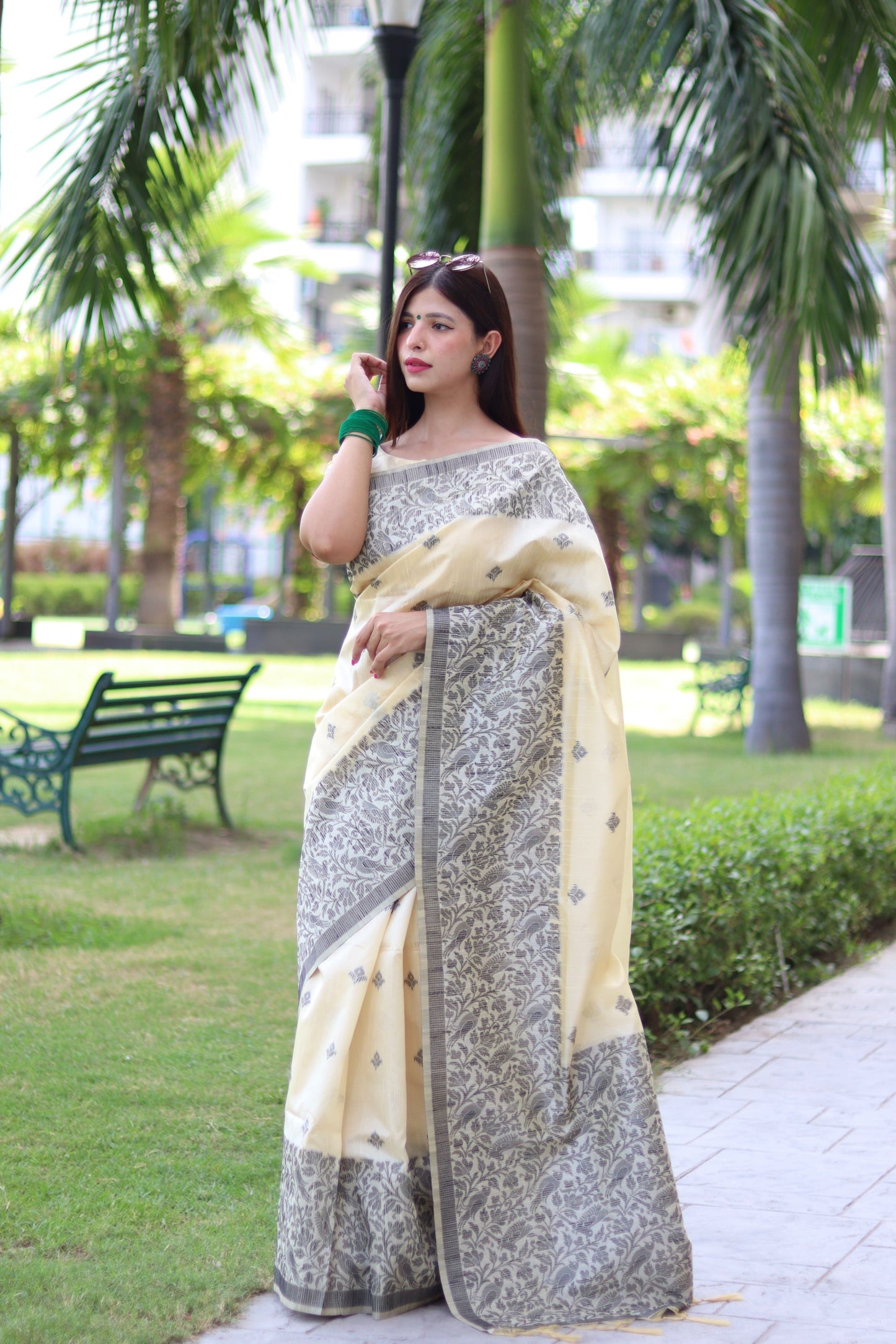 Elegant Handloom Silk Sarees with Intricate Weaving - Perfect for Grand Occasions