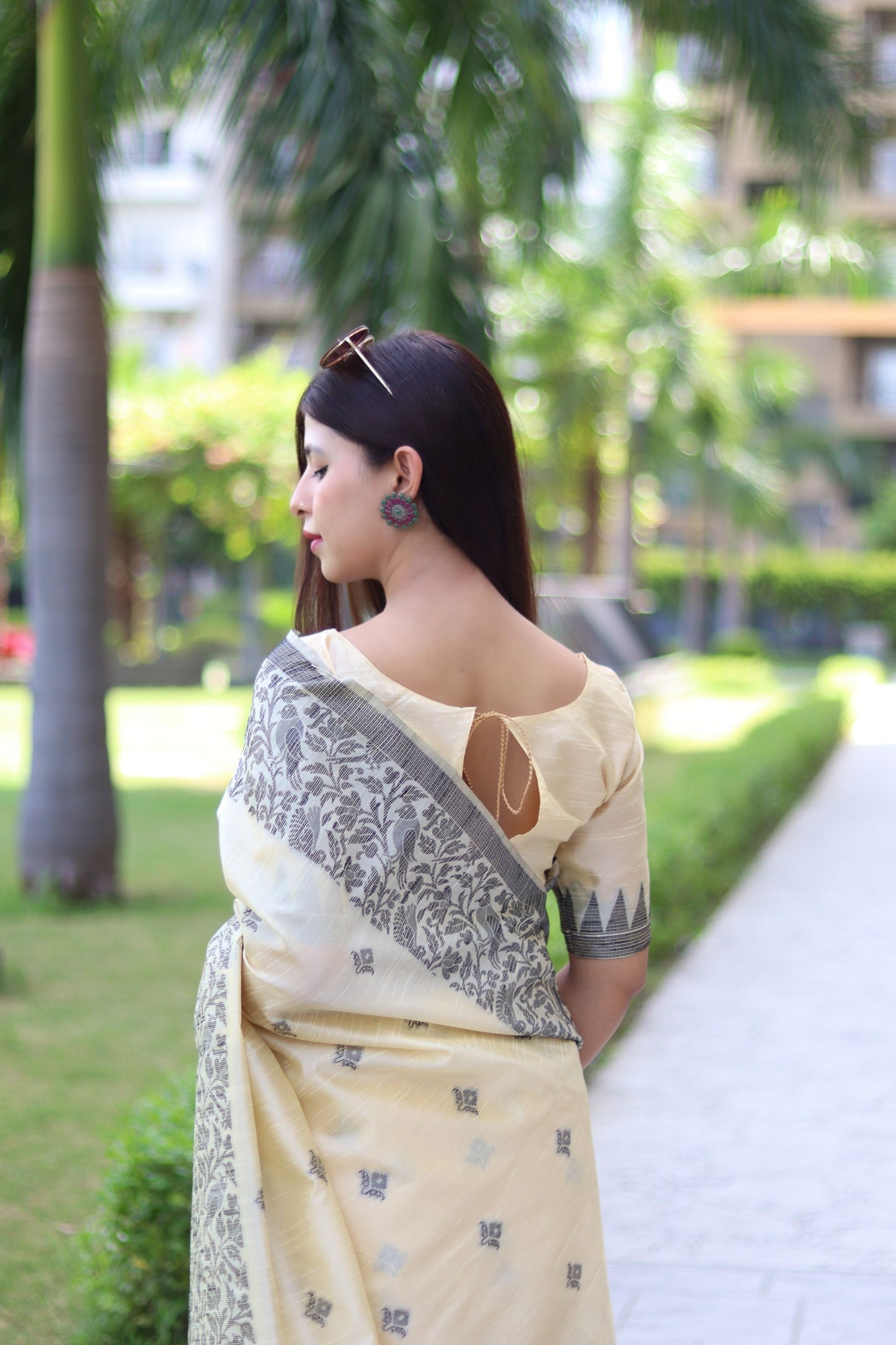 Elegant Handloom Silk Sarees with Intricate Weaving - Perfect for Grand Occasions