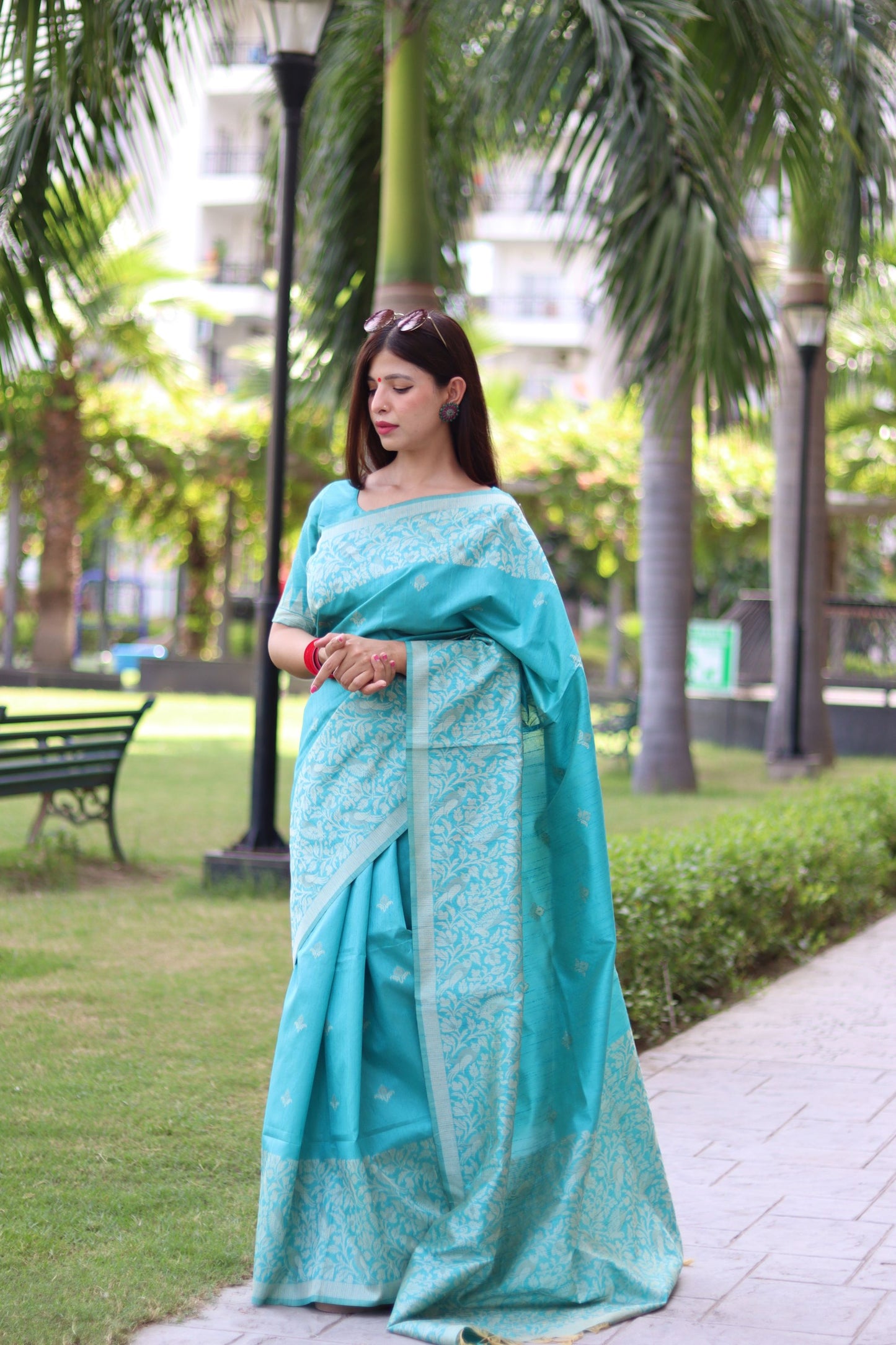 Elegant Handloom Silk Sarees with Intricate Weaving - Perfect for Grand Occasions