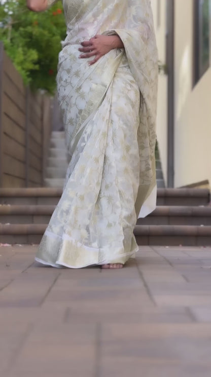 Banarasi Soft Silk Saree – Exquisite Weaving and Stunning Pallu Detailing